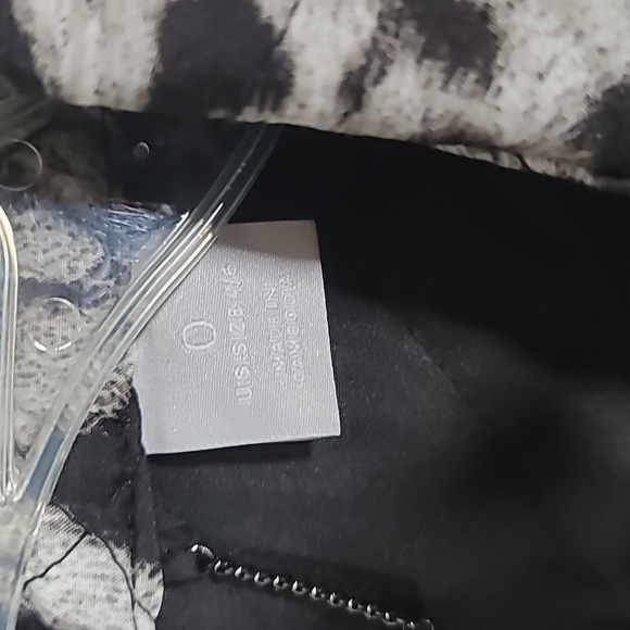 Chico's Size 0 Quilted Snow Leopard Jacket Black Animal Print Winter - Picture 4 of 9